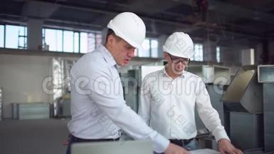 两名工程师正在一家工厂的一台台式计算机上工作。 空调、<strong>通风</strong>和消防风管